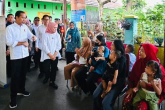 Presiden Jokowi didampingi Ibu Iriana saat meninjau Gerakan Intervensi Serentak Pencegahan Stunting di Posyandu Integrasi RW 02 Cipete Utara, Kebayoran Baru, Jakarta Selatan, Selasa (11/6/2024) | dok/foto: BPMI Setpres