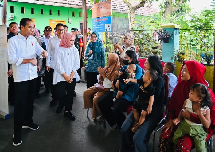 Presiden Jokowi didampingi Ibu Iriana saat meninjau Gerakan Intervensi Serentak Pencegahan Stunting di Posyandu Integrasi RW 02 Cipete Utara, Kebayoran Baru, Jakarta Selatan, Selasa (11/6/2024) | dok/foto: BPMI Setpres