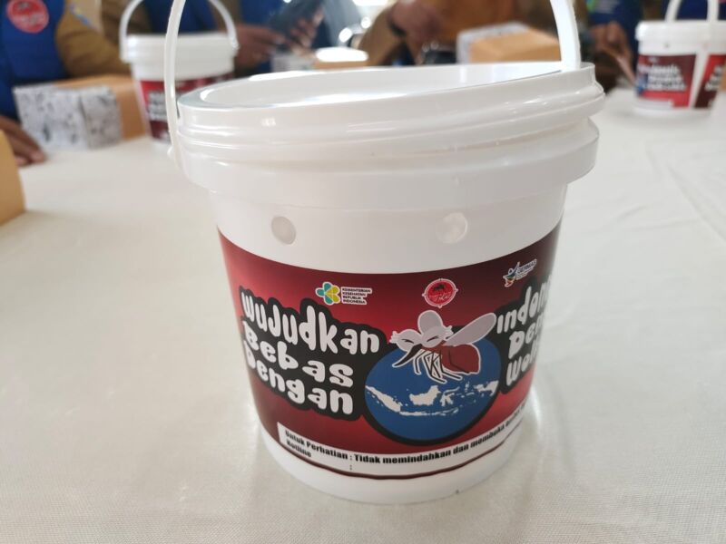 Ember berisi telur nyamuk Aedes Aegypti ber-Wolbachia yang dibagikan kepada orang tua asuh | Foto: Diskominfo Kota Bandung