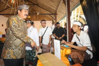 Kiri: Menko Polhukam Marsekal TNI (Purn) Hadi Tjahjanto, berinteraksi dengan Pegiat Seni Baligrafi | Foto: dok. Hum/Kemenko Polhukam