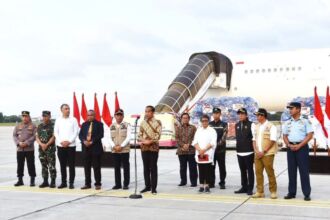 Presiden Joko Widodo melepas pengiriman bantuan kemanusiaan pemerintah Indonesia di Pangkalan TNI AU Halim Perdanakusuma, Jakarta, Senin (8/7/2024) | Foto: BPMI Setpres