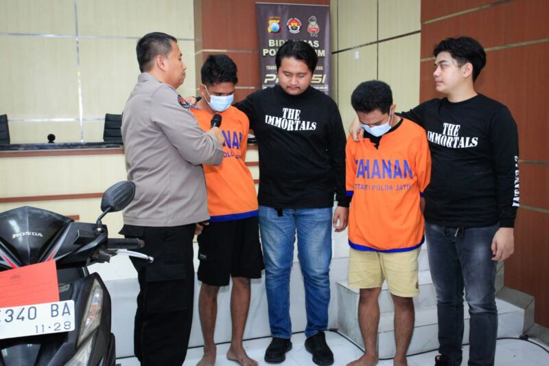 Kedua pelaku jambret saat dihadirkan dalam konferensi pers yang digelar di Mapolda Jatim, Jumat (5/7/2024) | Foto: Ariandi/BI