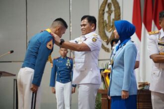 Kasal Laksamana TNI Muhammad Ali mengalungkan Samir kepada wisudawan | Foto: T1/Bicaraindonesia.id