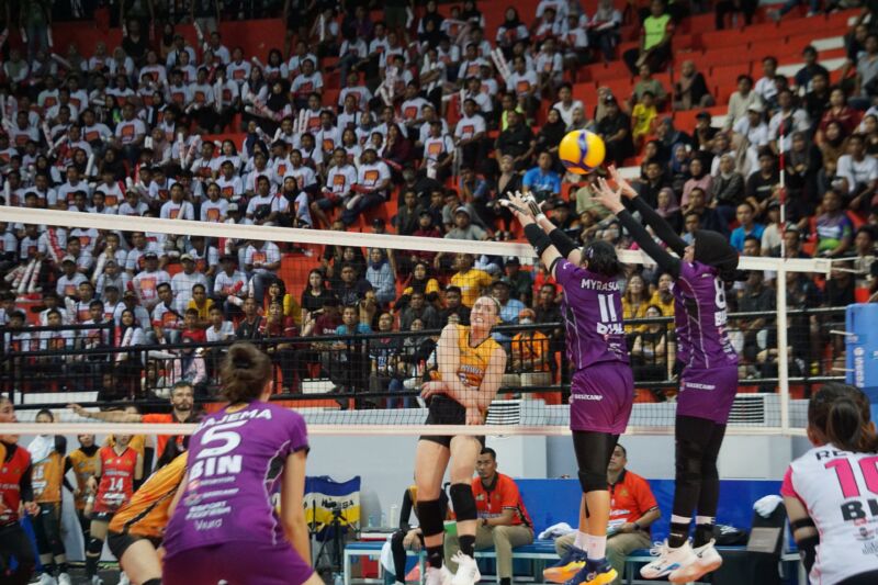 Pertandingan Jakarta STIN BIN vs Jakarta Popsivo Polwan (Foto: T1/Bicaraindonesia.id)