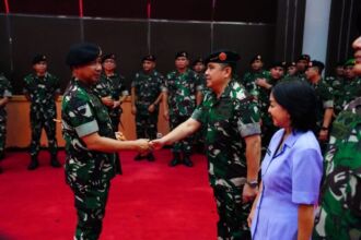 Panglima TNI Jenderal TNI Agus Subiyanto, memberikan ucapan selamat kepada 22 Perwira Tinggi TNI yang naik pangkat. (Foto: Puspen TNI)