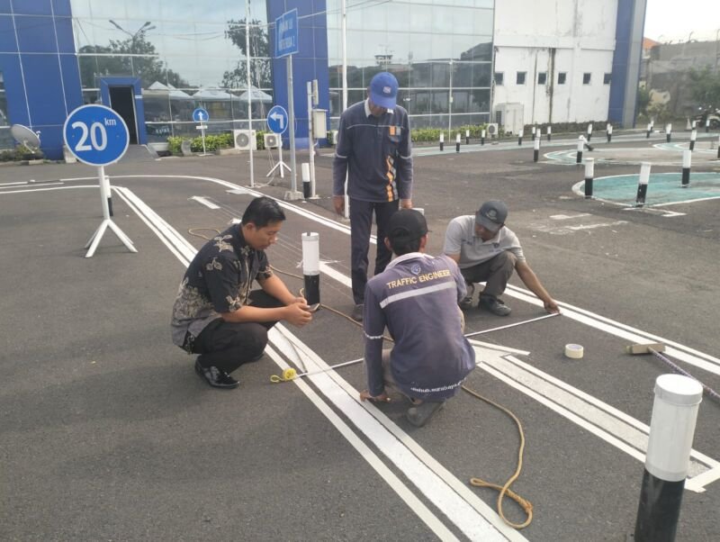 Perbaikan lebar marka lapangan praktik kendaraan roda dua (R2) di Satpas Colombo, Rabu (10/7/2024) | Foto: Istimewa