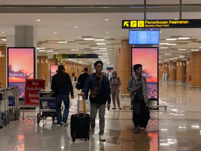 Pemeriksaan keamanan di Bandara Internasional Juanda | Foto: Istimewa