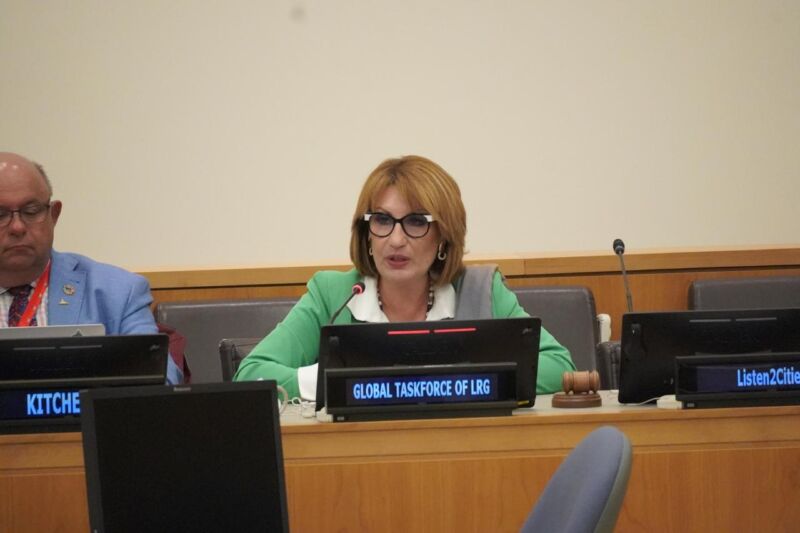 Emilia Saiz, mewakili Global Taskforce of Local and Regional Governments (GTF LRG) dan sekaligus UCLG Secretary General, menyapa Menteri Sosial RI Tri Rismaharini sebagai teman yang langka dan membanggakan | Foto: Hum/Kemensos