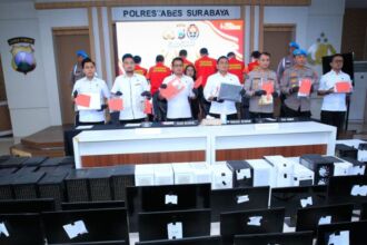 Konferensi pers ungkap kasus jaringan judi online yang berlangsung di Mapolrestabes Surabaya, Senin (15/7/2024) | Foto: Ariandi/BI