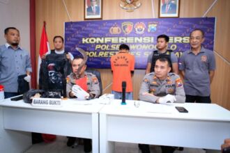 Polisi menunjukkan barang bukti berupa senjata tajam dalam konferensi pers di Mapolsek Wonocolo, Polrestabes Surabaya, Selasa (16/7/2024) | Foto: Ariandi/BI