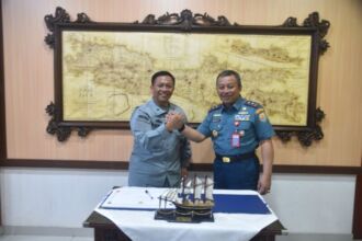 Dari kanan: Pangkoarmada II Laksamana Muda TNI Ariantyo Condrowibowo dan Direktur Kebijakan Bakamla RI Laksma Bakamla Ferry Supriady | Foto: dok. Dispen Koarmada II