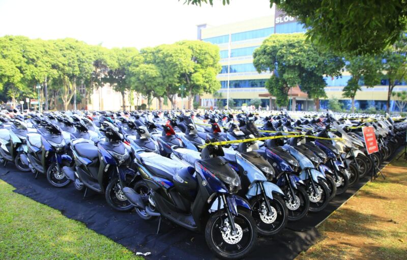 Barang bukti ratusan sepeda motor saat diamankan SLog Polri, Pulogadung, Jakarta Timur, Kamis (18/7/2024) | Foto: Polri