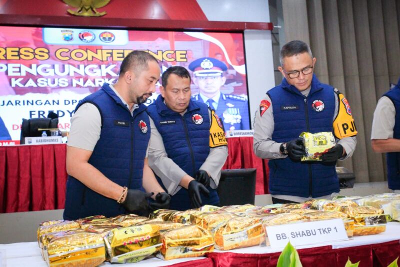 Konferensi pers ungkap kasus peredaran narkotika jaringan internasional berlangsung di Mapolda Jatim, Selasa (23/7/2024) | Foto: Ariandi/BI
