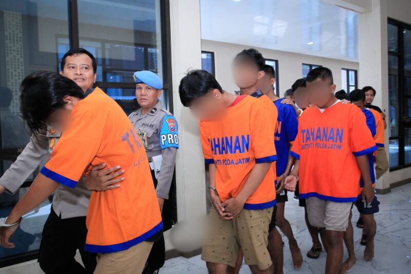 Tersangka pengeroyokan saat dihadirkan dalam konferensi pers di Polda Jawa Timur, Kamis (25/7/2024) | Foto: Ariandi K/BI