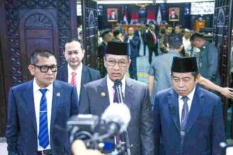 Penjabat (Pj) Gubernur DKI Jakarta, Heru Budi Hartono (tengah) saat memberikan keterangan di Gedung DPRD DKI Jakarta, Kamis (25/7/2024) | Foto: Kominfotik DKI Jakarta