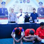 Tiga pelaku curanmor saat dihadirkan dalam konferensi pers di Polrestabes Surabaya, Kamis (25/7/2024) | Foto: Ariandi K/BI
