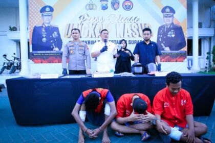 Tiga pelaku curanmor saat dihadirkan dalam konferensi pers di Polrestabes Surabaya, Kamis (25/7/2024) | Foto: Ariandi K/BI