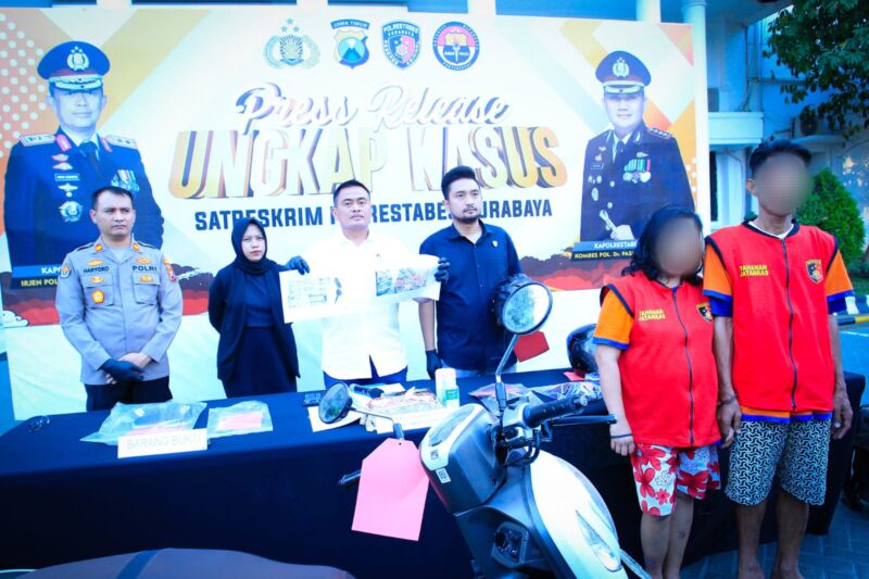 Kedua pelaku beserta barang bukti kendaraan bermotor saat diamankan di Mapolrestabes Surabaya, Kamis (25/7/2024) | Foto: Ariandi K/BI