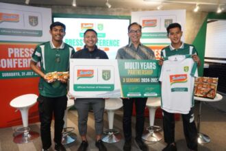 Acara penandatanganan kerja sama di kantor pemasaran Persebaya di Surabaya Town Square (Sutos), Surabaya, Jawa Timur, Rabu (31/7/2024) | Foto: T1/BicaraIndonesia.id