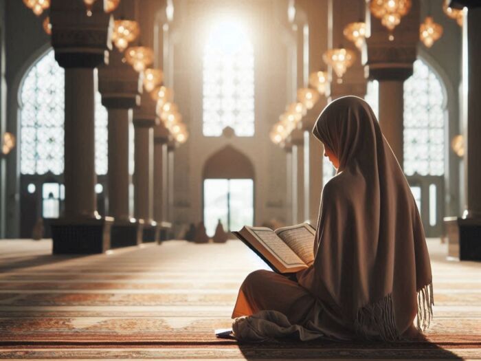 Ilustrasi: Seorang muslimah tengah membaca Al-Qur'an di dalam Masjid | Source: Istimewa