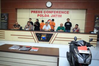 Konferensi pers ungkap kasus penangkapan dua pelaku penjambretan mahasiswi di Surabaya, yang berlangsung di Mapolda Jatim, Jumat (5/7/2024) | Foto: Ariandi/BI