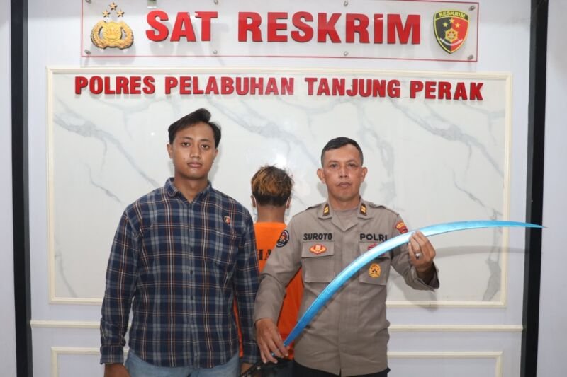 Kasihumas Polres Tanjung Perak Surabaya, Iptu Suroto, menunjukkan barang bukti sebilah celurit yang diduga hendak digunakan tawuran | Foto: Istimewa