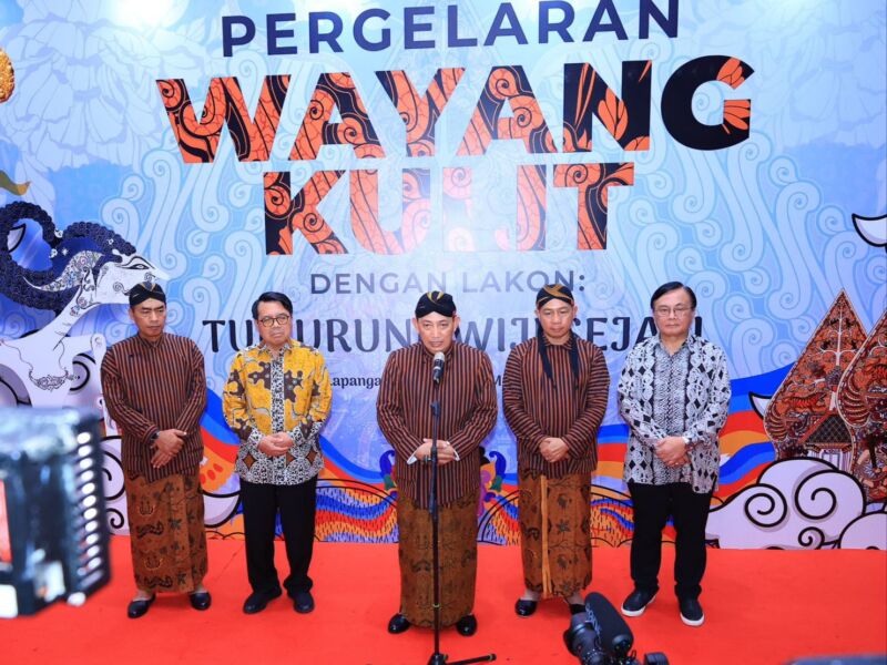 Kapolri Jenderal Listyo Sigit Prabowo menyampaikan keterangan di sela pertunjukan wayang kulit dalam rangka HUT ke-78 Bhayangkara di Lapangan Bhayangkara, Jakarta Selatan, Jumat (5/7/2024) malam | Foto: Humas Polri