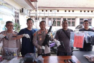 Polisi menunjukkan beberapa barang bukti yang berhasil diamankan dari tersangka, dalam konferensi pers di Mapolres Lampung Tengah, Minggu (7/7/2024) | Foto: Hum/LT