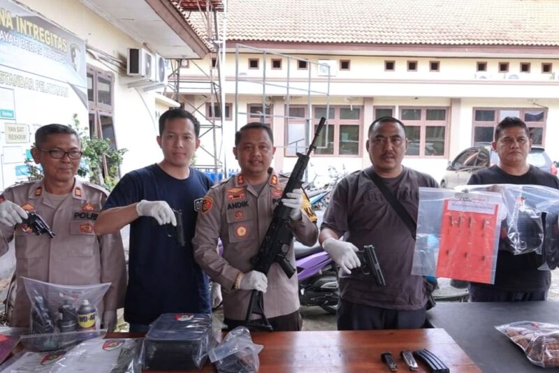 Polisi menunjukkan beberapa barang bukti yang berhasil diamankan dari tersangka, dalam konferensi pers di Mapolres Lampung Tengah, Minggu (7/7/2024) | Foto: Hum/LT