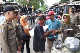 Satpol PP Surabaya melalukan pendataan PKL di Pasar Loak | Foto: dok. Satpol PP Surabaya