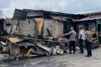 dok. Petugas kepolisian saat melakukan penyelidikan rumah wartawan di Karo, Sumatera Utara, pasca kebakaran, Kamis (27/06/2024) | Foto: Polri