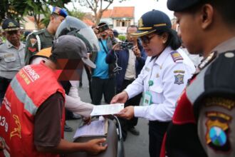 Penertiban juru parkir liar di kawasan Kota Lama Surabaya, Kamis (11/7/2024) | Foto: Pemkot Surabaya