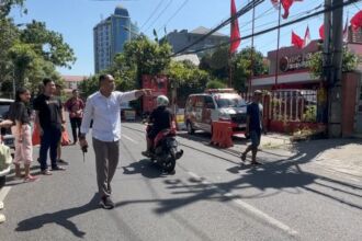 Wali Kota Eri Cahyadi saat sidak parkir di Jalan Setail, sekitar Kebun Binatang Surabaya (KBS), Jumat pagi, 12 Juli 2024 | Foto: Istimewa