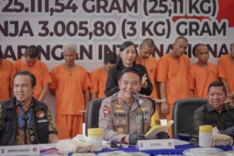 Depan Tengah: Kapolda Riau, Irjen Pol Mohammad Iqbal dalam konferensi pers pemusnahan barang bukti narkoba, di Mapolda Riau, Jumat (12/7/2024) | Foto: dok. Polda Riau