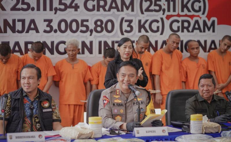 Depan Tengah: Kapolda Riau, Irjen Pol Mohammad Iqbal dalam konferensi pers pemusnahan barang bukti narkoba, di Mapolda Riau, Jumat (12/7/2024) | Foto: dok. Polda Riau