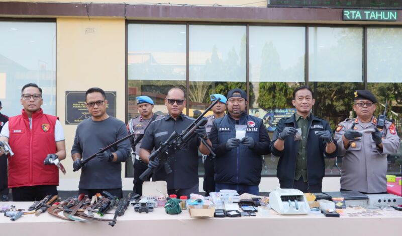 Polisi menunjukkan beberapa barang buki hasil penggerebekan di Kampung Muara Bahari, Tanjung Priok, Jakarta Utara, Sabtu (13/7/2024) pagi | Foto: Polres Metro Jakut