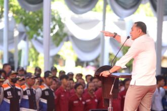 Wali Kota Surabaya Eri Cahyadi saat memimpin apel khusus bersama seluruh jajaran Dinas Perhubungan di halaman Balai Kota Surabaya, Selasa (16/7/2024) | Foto: Pemkot Surabaya
