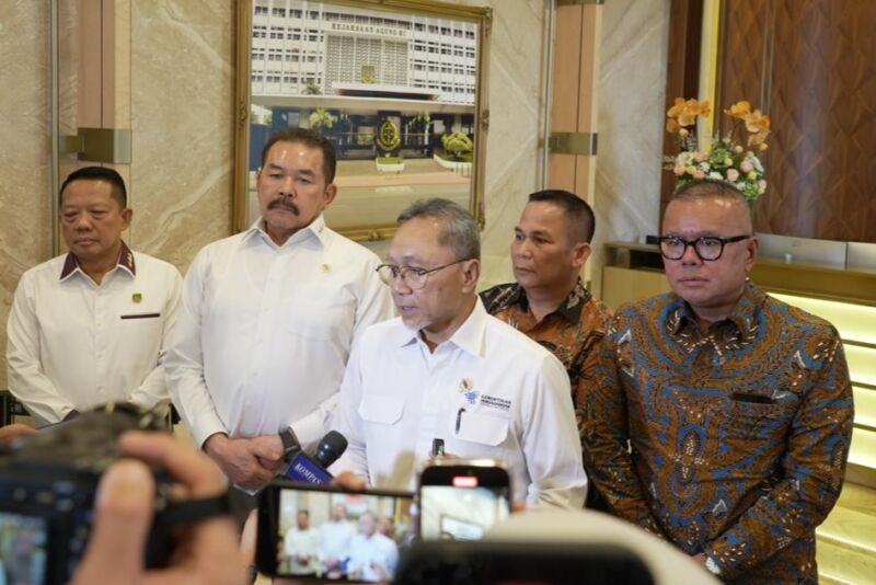 Menteri Perdagangan Zulkifli Hasan pasca pertemuan dengan Jaksa Agung ST Burhanuddin di kantor Kejaksaan Agung, Jakarta, Selasa (16/7/2024) | Foto: Hum/Kemendag