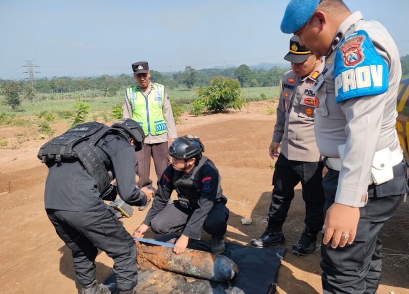 Gegana Satbrimobda Polda Jatim melakukan pemusnahan atau disposal bom peninggalan zaman perang di Jabung, Kabupaten Malang, Jawa Timur, Senin (15/7/2024) | Foto: Humres Malang