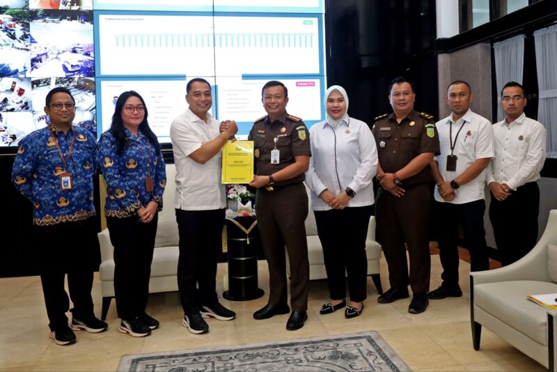 Kepala Kejari Surabaya Joko Budi Darmawan menyerahkan legal opinion tentang BUMD tanpa permohonan kepada Wali Kota Eri Cahyadi | Foto: Pemkot Surabaya
