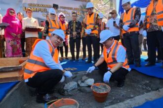 Kepala Kanwil BPN Jawa Timur, Lampri (kiri), meletakkan batu pertama pembangunan gedung baru Kantah Surabaya II | Foto: Istimewa