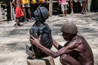 dok. Tradisi mumifikasi Suku Asmat Papua dengan cara mengawetkan jenazah | Source: Shutterstock/Steve Barze via Kemenparekraf RI