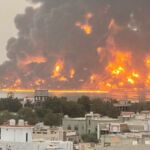 Serangan jet tempur angkatan udara Israel memicu kebakaran besar di kota pelabuhan Hodeidah, Yaman pada Sabtu (20/7/2024) | Foto: dok. Istimewa