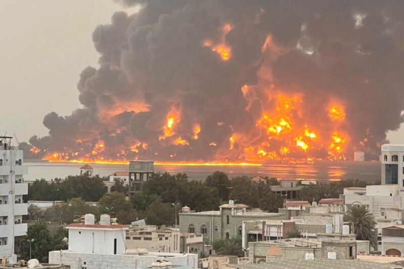 Serangan jet tempur angkatan udara Israel memicu kebakaran besar di kota pelabuhan Hodeidah, Yaman pada Sabtu (20/7/2024) | Foto: dok. Istimewa