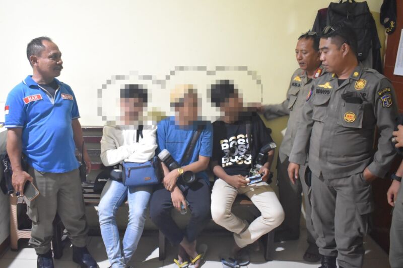 Oknum fotografer di kawasan Kota Lama Surabaya saat diamankan Satpol PP Surabaya | Foto: dok. Satpol PP Surabaya