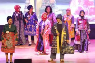 Fashion show menjadi salah satu rangkaian acara kemeriahan Gebyar Wirausaha Perempuan di Gedung Balai Budaya Surabaya, Senin (22/7/2024) | Foto: dok. Pemkot Surabaya