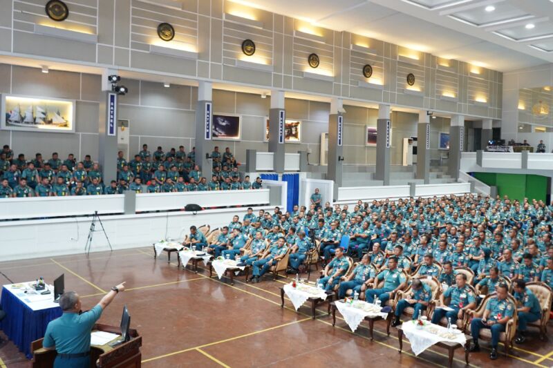 Pangkoarmada II Laksamana Muda TNI Ariantyo Condrowibowo saat memberikan pengarahan kepada seluruh perwira jajaran Koarmada II, Selasa (23/7/2023) | Foto: Dispen Koarmada II