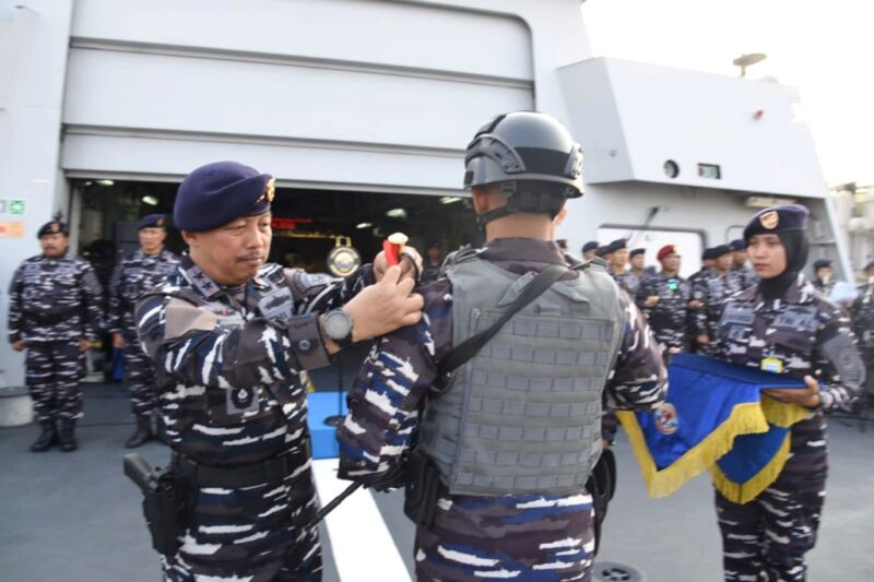 Pangkoarmada II Laksamana Muda TNI Ariantyo Condrowibowo saat upacara penutupan latihan VBSS 2024 di Hanggar Heli KRI I Gusti Ngurah Rai-332, Rabu (24/7/2024) | Foto: dok. Dispen Koarmada II
