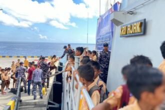 KRI Ajak-653 saat sandar di dermaga Namo, Kabupaten Sabu Raijua, Nusa Tenggara Timur (NTT) | Foto: dok. Dispen Koarmada II