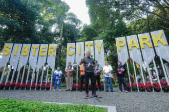 Penjabat (Pj) Wali Kota Bandung, Bambang Tirtoyuliono saat meresmikan Sister City Park, Jumat, 26 Juli 2024 | Foto: dok. Pemkot Bandung